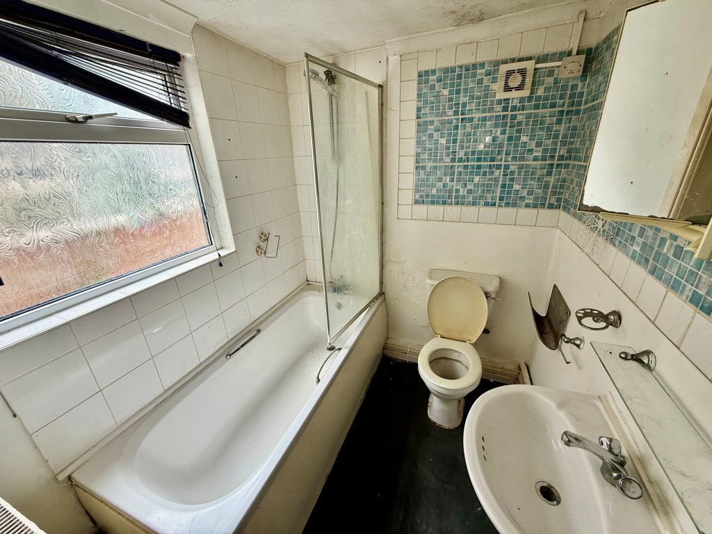 Lot: 155 - MID-TERRACE HOUSE FOR REFURBISHMENT - Bathroom with W.C.